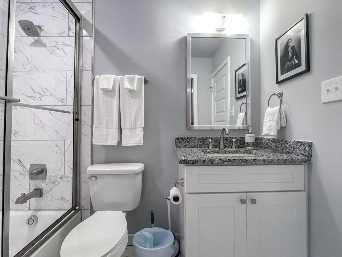 Holiday home Mainhouse-mins To Downtown Serene At Santa Monica San Antonio