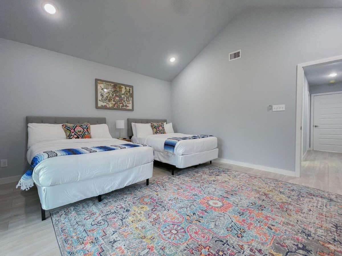 Mainhouse-mins To Downtown Serene At Santa Monica Holiday home San Antonio