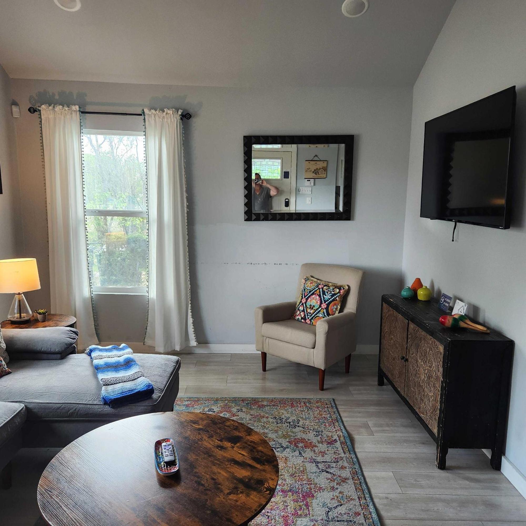 Holiday home Mainhouse-mins To Downtown Serene At Santa Monica *