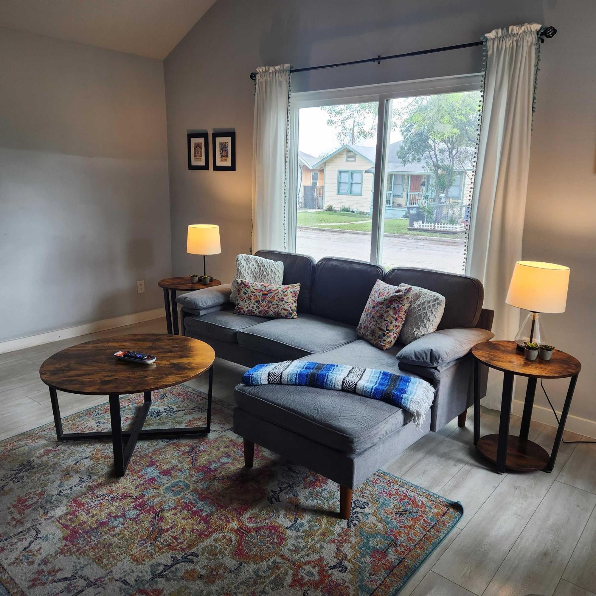 Mainhouse-mins To Downtown Serene At Santa Monica San Antonio